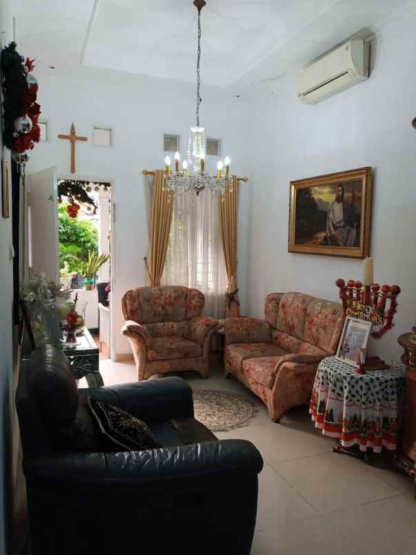 dijual rumah pesona khayangan estate