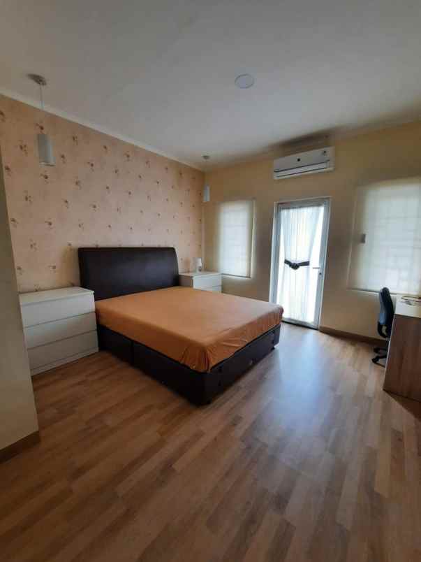 dijual rumah royal residence