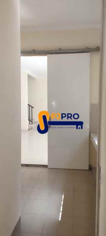 dijual rumah royal residence