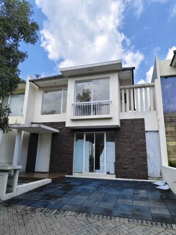 dijual rumah royal residence