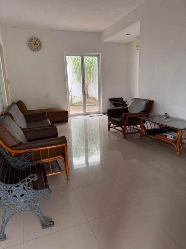 dijual rumah royal residence