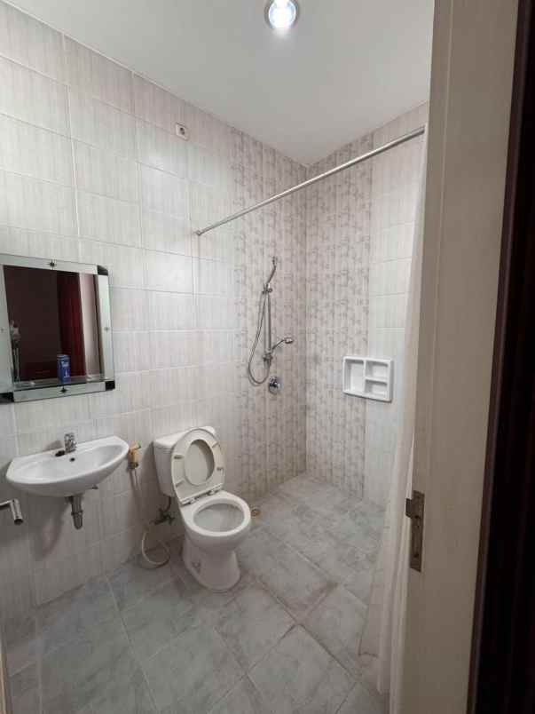 dijual rumah royal residence