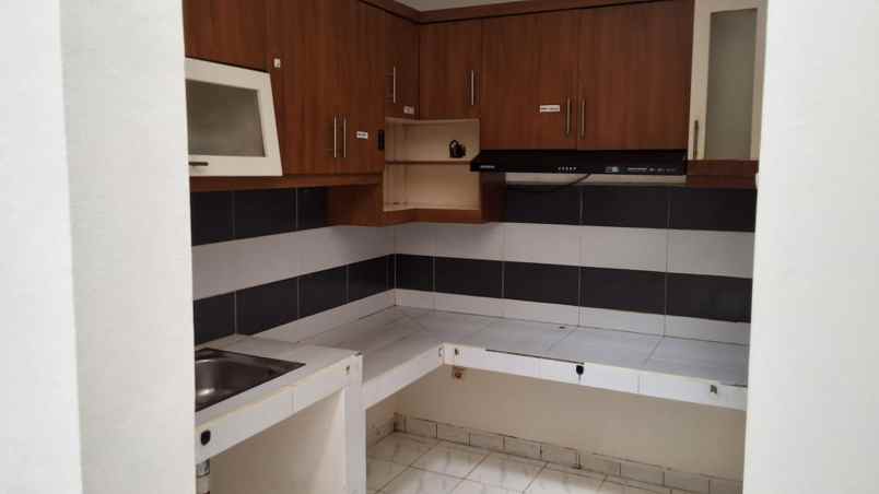 dijual rumah semi furnish di legenda wisata cibubur