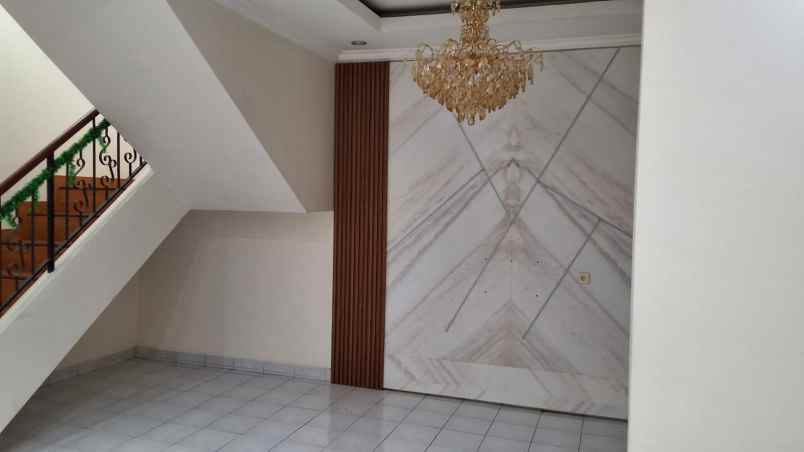 dijual rumah semi furnish di legenda wisata cibubur