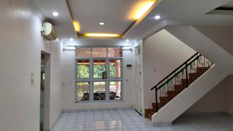 dijual rumah semi furnish di legenda wisata cibubur