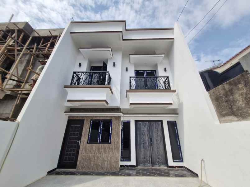 dijual rumah siap huni di komplek dolog jakarta timur