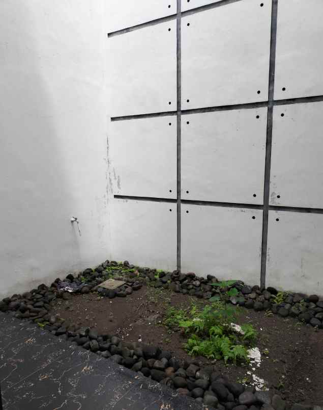 dijual rumah stadion