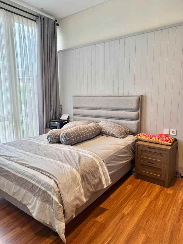 dijual rumah summarecon serpong cluster