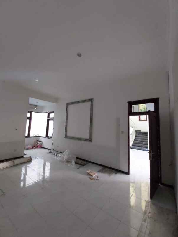 dijual rumah sutorejo