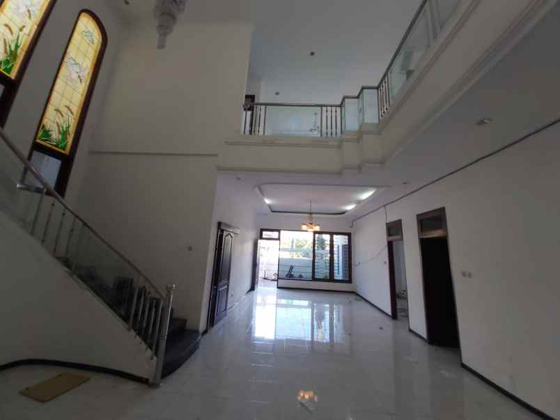 dijual rumah sutorejo