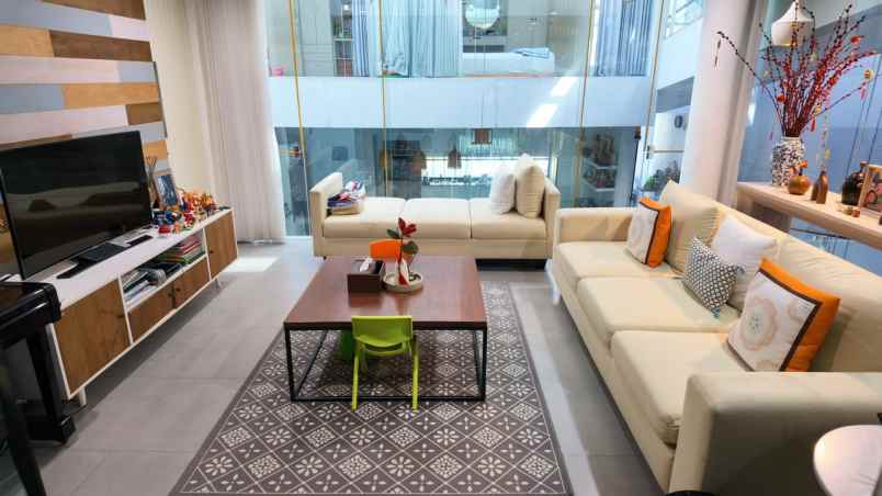 dijual rumah sutorejo prima