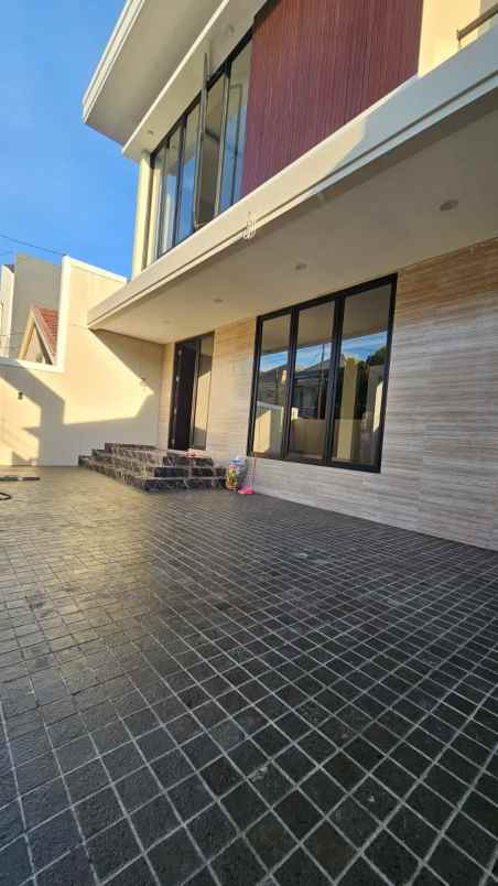 dijual rumah sutorejo utara