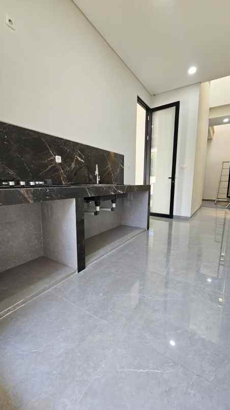 dijual rumah sutorejo utara