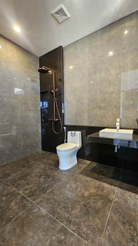 dijual rumah sutorejo utara