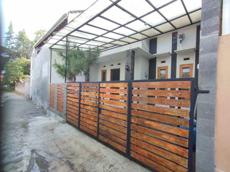dijual rumah tajem