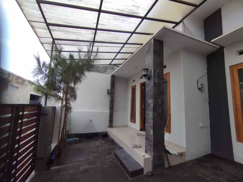 dijual rumah tajem