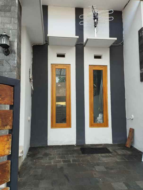 dijual rumah tajem