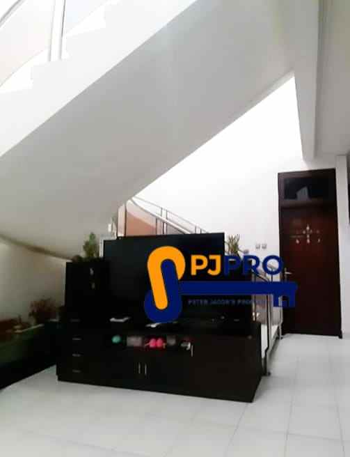 dijual rumah taman modern