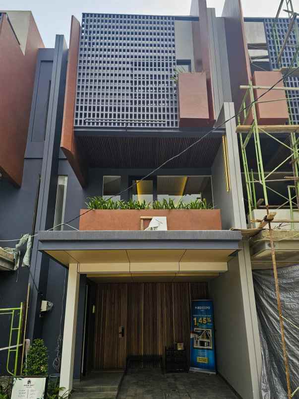 dijual rumah taman villa meruya