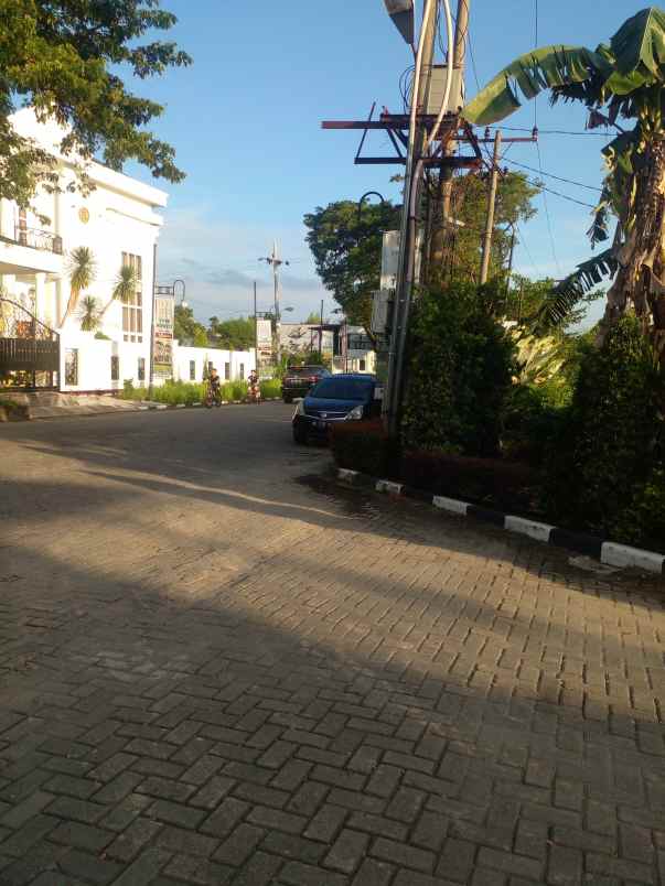 dijual tanah kosong depan komplek mewah