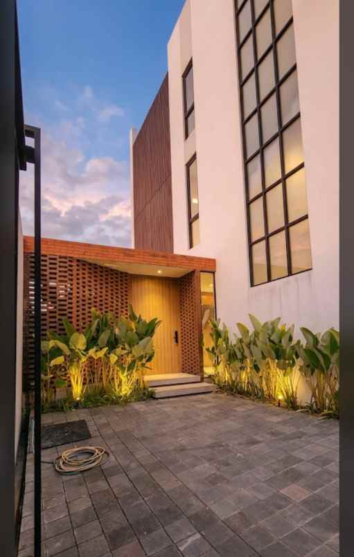 dijual villa baru di gatot subroto barat bali