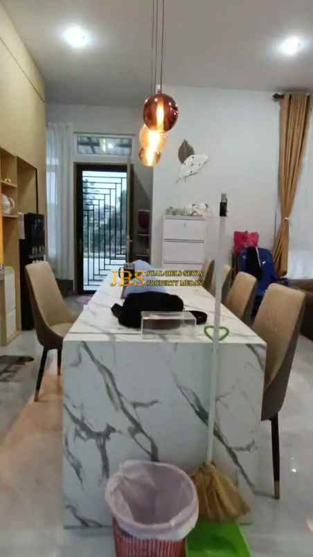 dijual villa komplek eiffel of