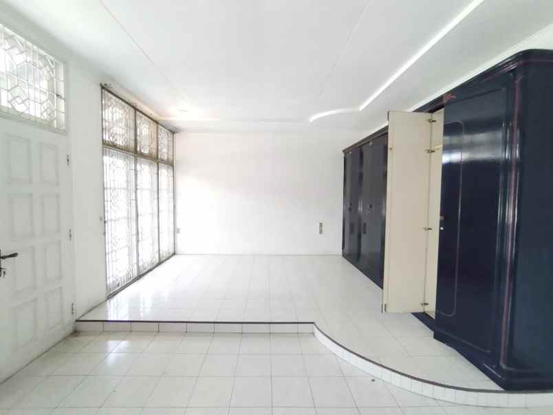 dijual villa komplek taman putri hijau