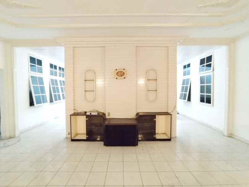 dijual villa komplek taman putri hijau