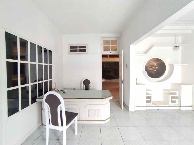 dijual villa komplek taman putri hijau