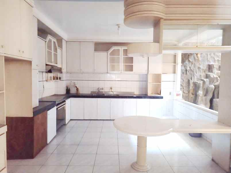 dijual villa komplek taman putri hijau