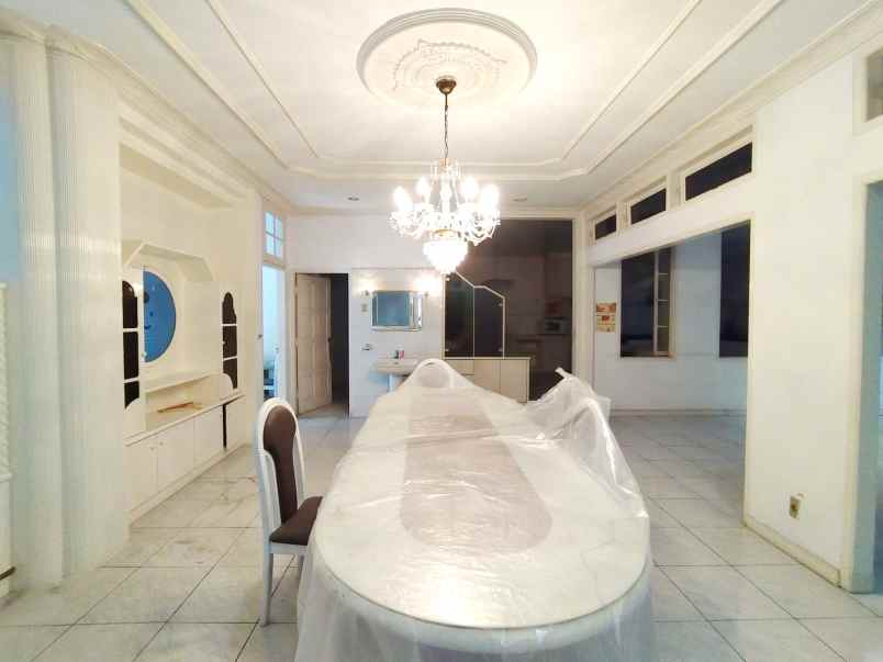 dijual villa komplek taman putri hijau