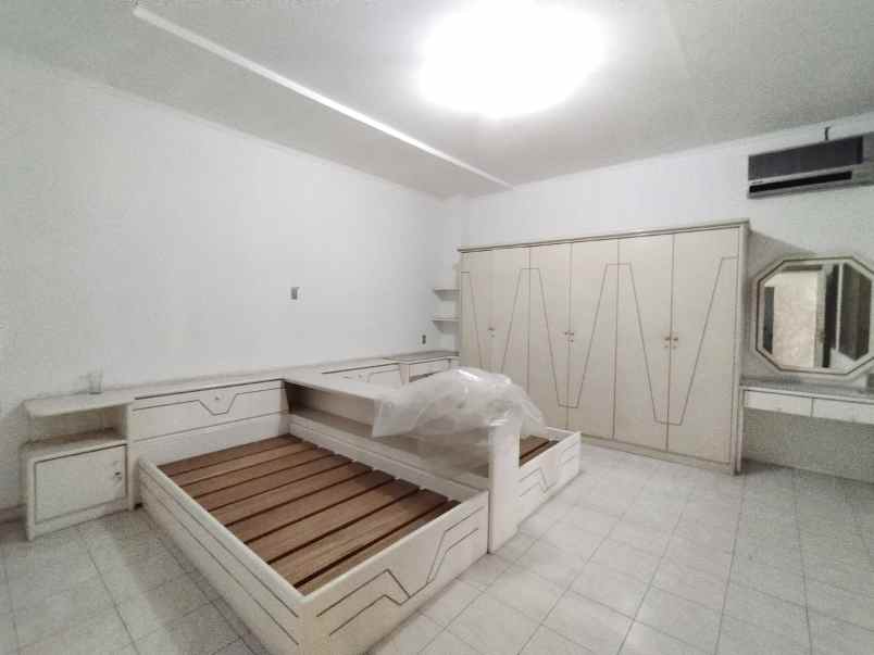 dijual villa komplek taman putri hijau