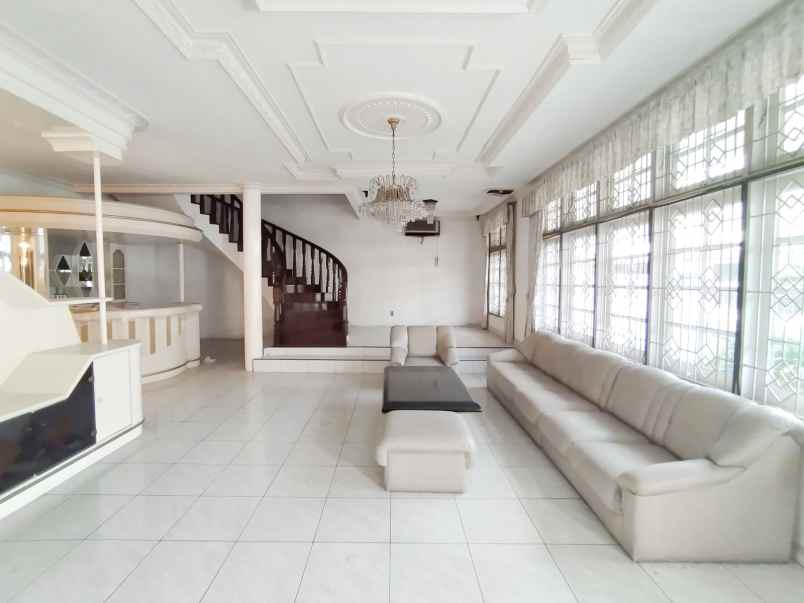 dijual villa komplek taman putri hijau