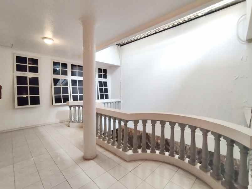 dijual villa komplek taman putri hijau