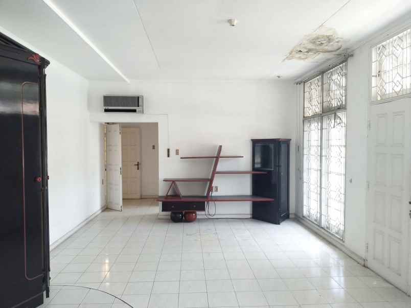 dijual villa komplek taman putri hijau