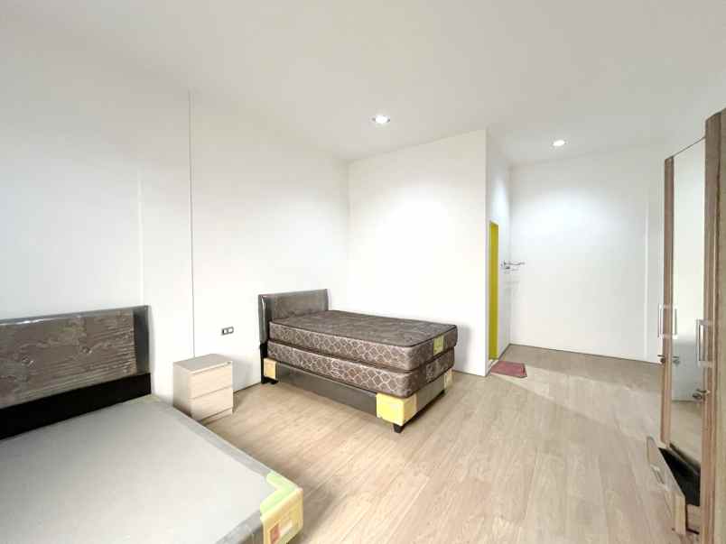 dijual villa komplek the palace residence polonia