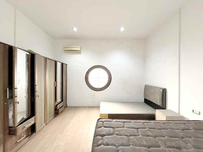 dijual villa komplek the palace residence polonia