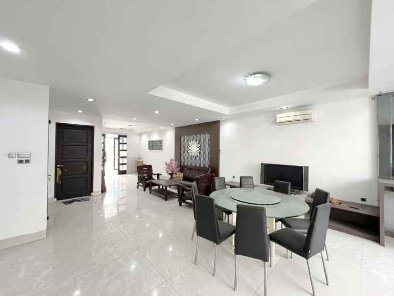 dijual villa komplek the palace residence polonia