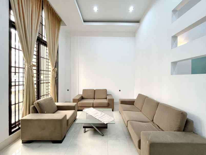 dijual villa komplek the palace residence polonia