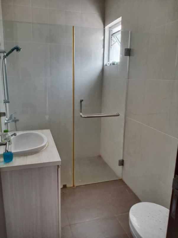 disewakan rumah cluster palm spring jgc