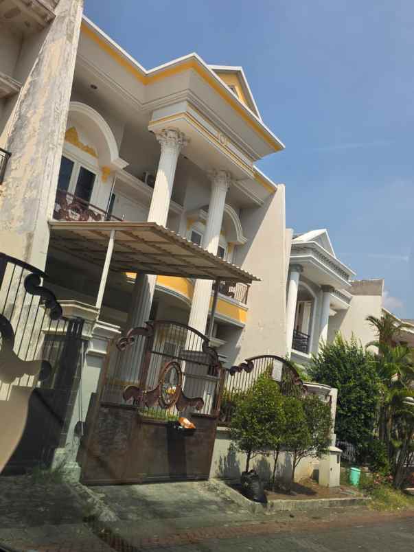 disewakan rumah vila centra raya