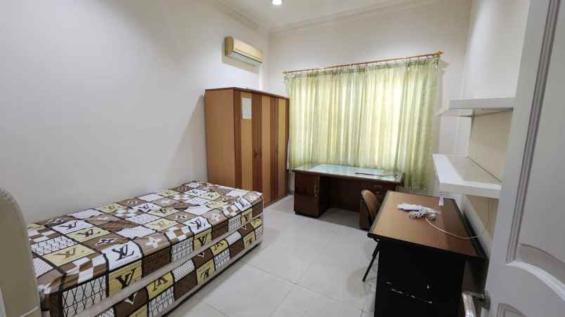 disewakan rumah vila centra raya