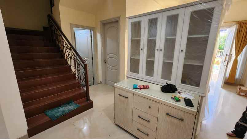 disewakan rumah vila centra raya