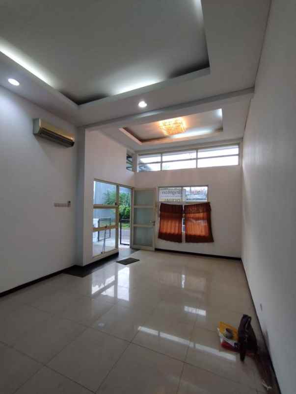 disewakan rumah villa valencia