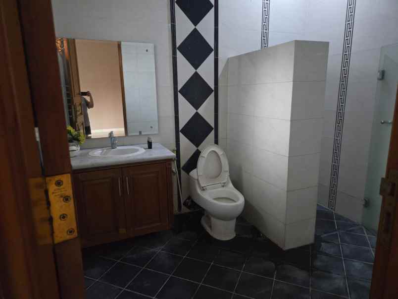jual sewa ruman mewah swimming pool