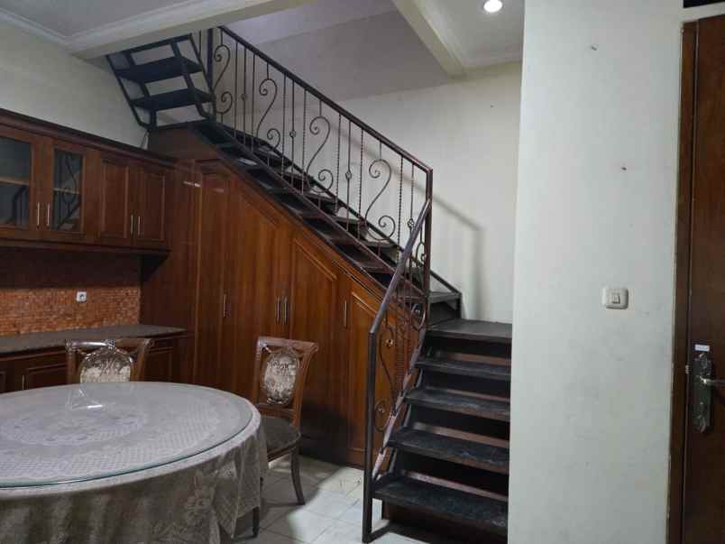 jual sewa ruman mewah swimming pool