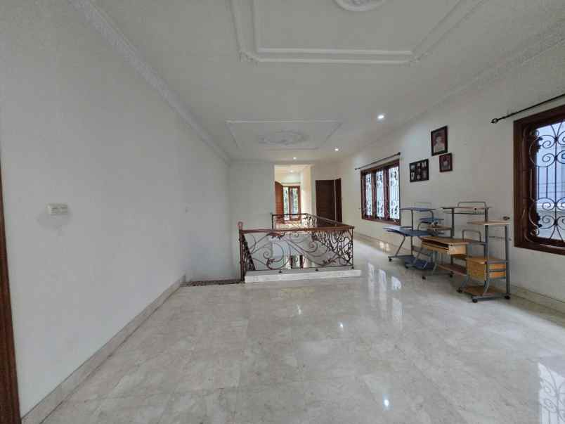 jual sewa ruman mewah swimming pool
