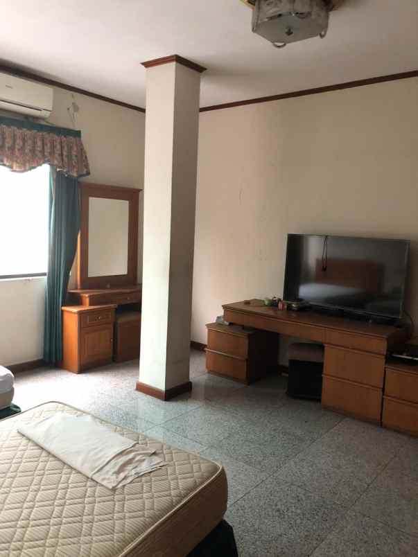 komersial hayam wuruk