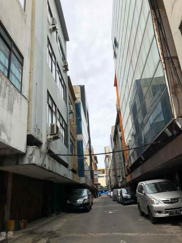 komersial hayam wuruk