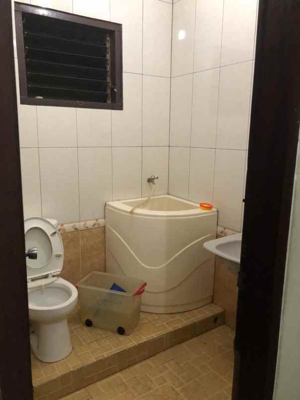 komersial hayam wuruk